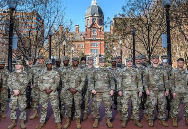 一群国民警卫队队员站在霍普金斯大学圆顶前