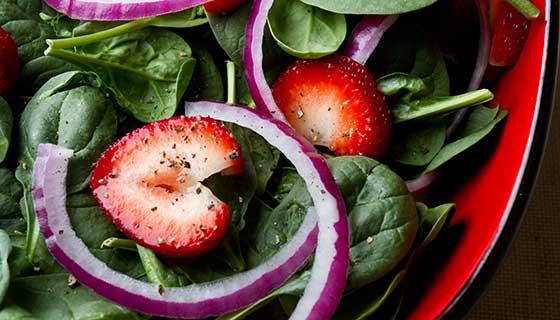 菠菜沙拉配草莓和洋葱